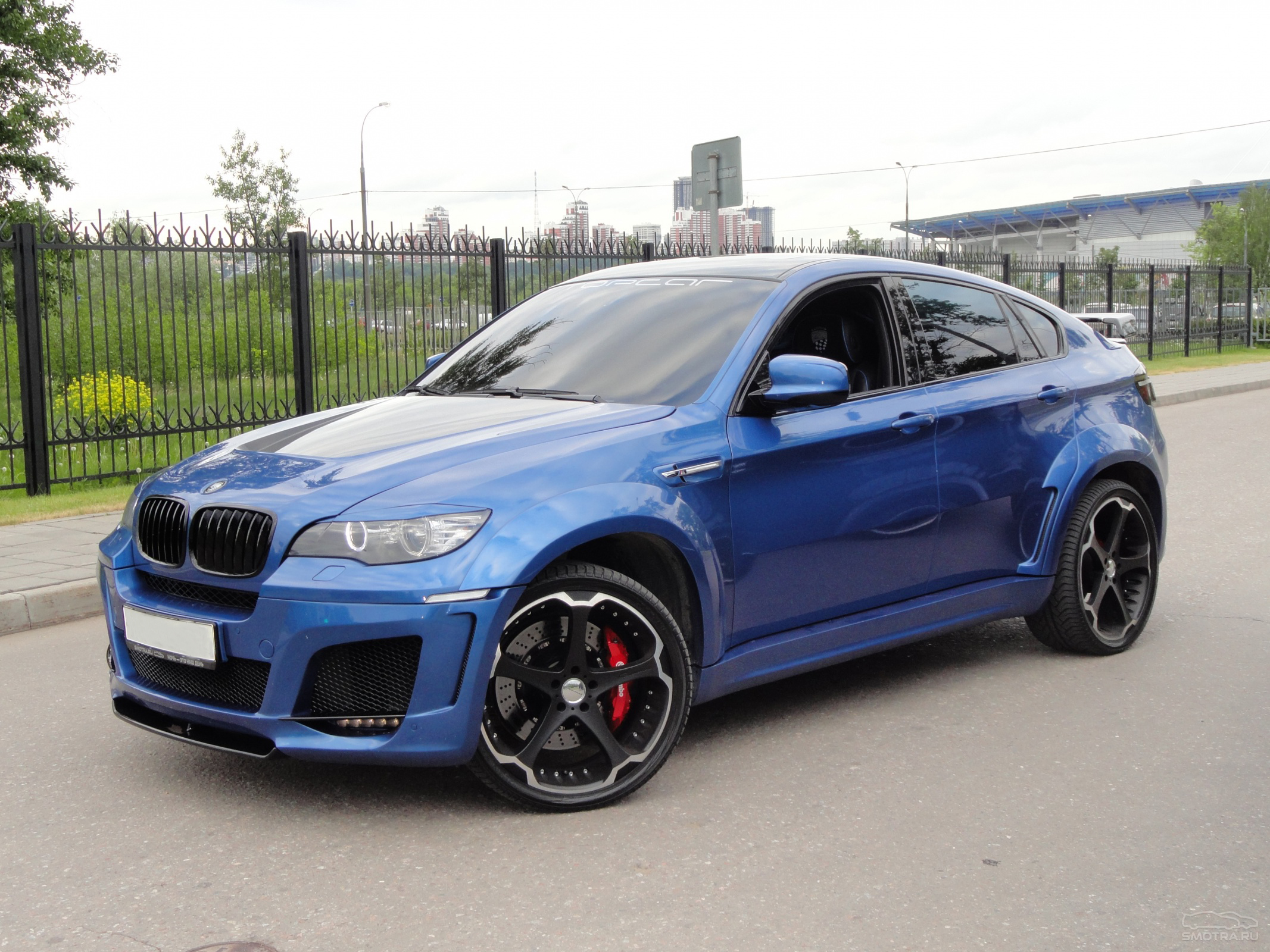Giovanna Dalar-5 on BMW X6M 